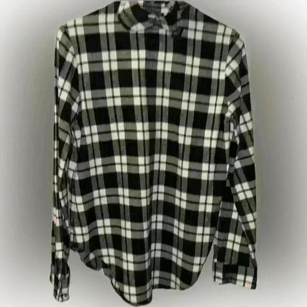 ELIZABETH AND JAMES Large Black & White Plaid Flannel Long-Sleeved Blouse - Picture 6 of 7
